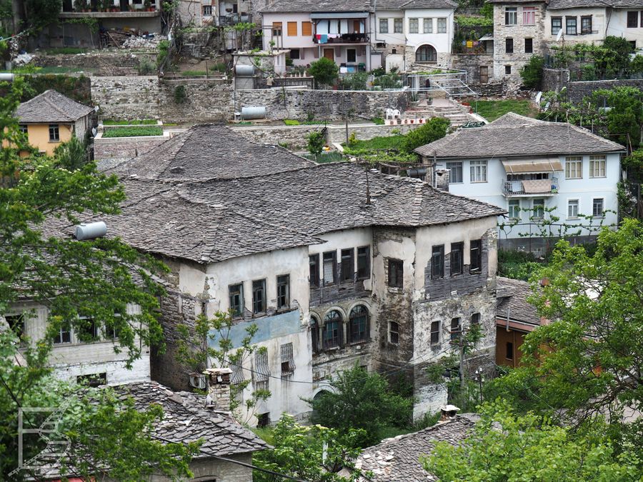 Dzięki w miarę jednorodnym dachom, Gjirokastra z perspektywy faktycznie wygląda jak srebrne miasto