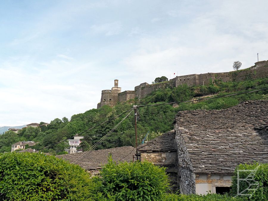 Zamek góruje nad Gjirokastrą
