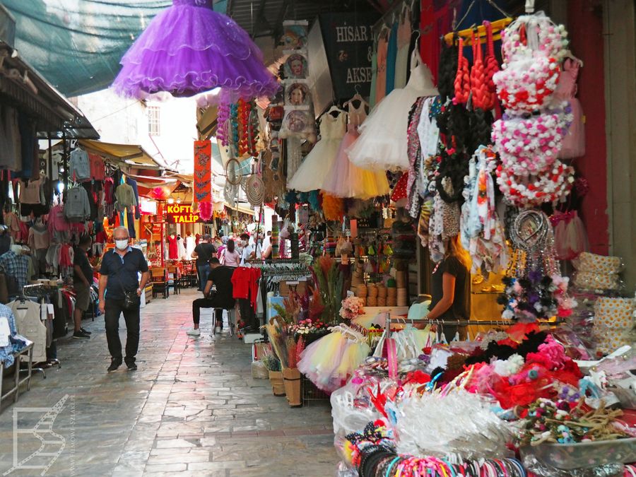 Izmir i nieodłączny dla tureckich miast bazar
