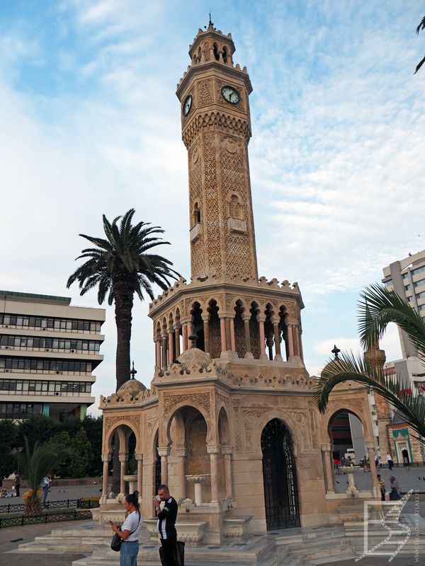 Wieża zegarowa na placu Konak (Izmir)