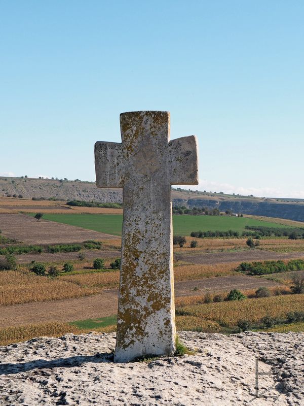 Stary Orgiejów i krzyż będący jednym z symboli Mołdawii
