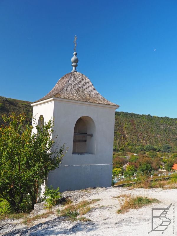 Dzwonnica przy wejściu do skalnego monastyru w Starym Orgiejowie
