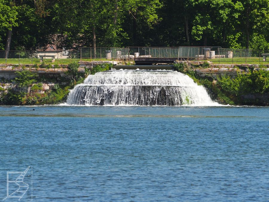 Sztuczny wodospad - Grande cascade, choć wielki jest głównie z nazwy, jest jednym z wielu przykładów tutejszej architektury krajobrazu, pełnej wielu małych kanałów i zbiorników wodnych