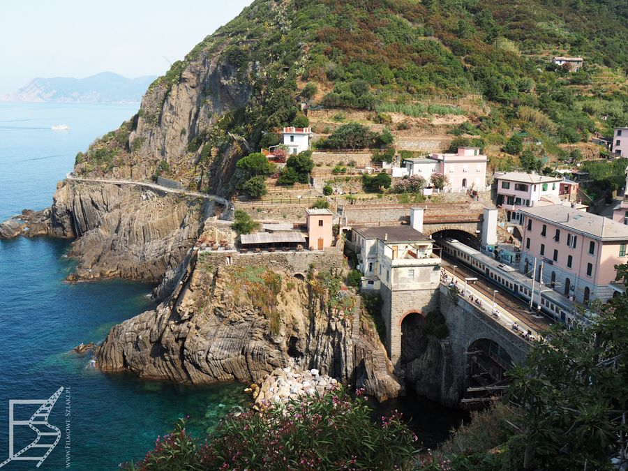 Riomaggorie. Trasa kolejowa w Cinque Terre ma kilka tuneli.