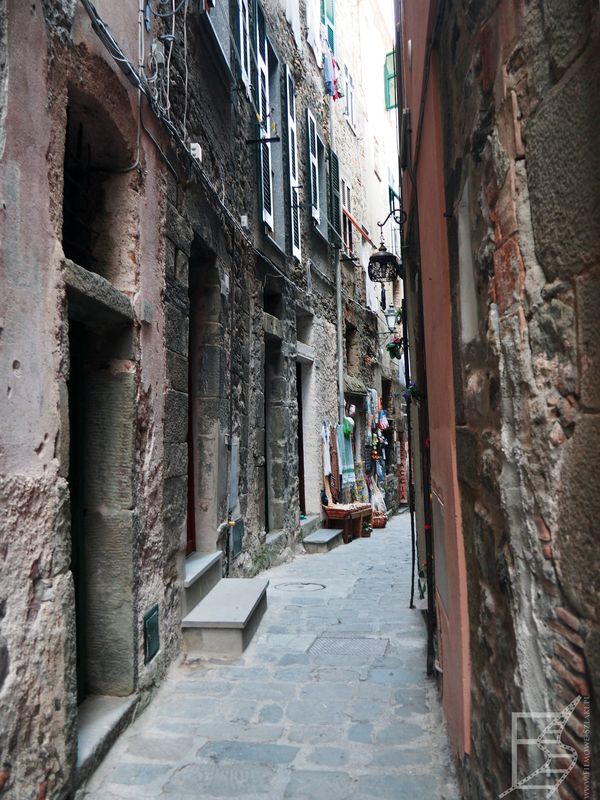 Wąska uliczka w Corniglii (Cinque Terre)
