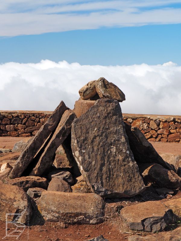 Na szczycie góry Garajonay znajdują się ustawione kamienie