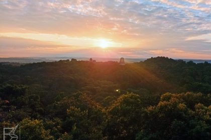 Wschód słońca w Tikal (Gwatemala)