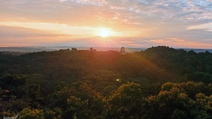Wschód słońca w Tikal (Gwatemala)