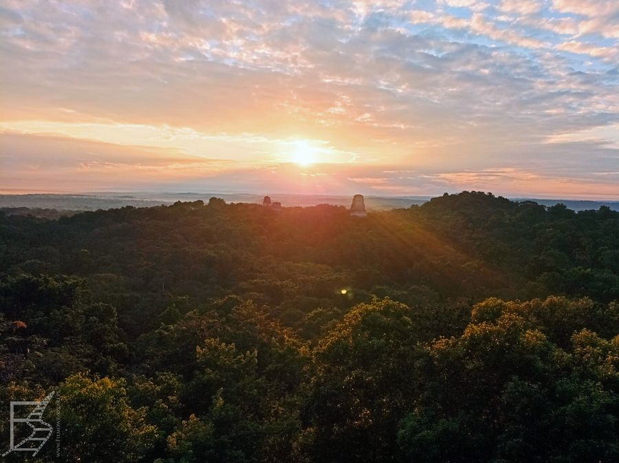 Wschód słońca w Tikal (Gwatemala)