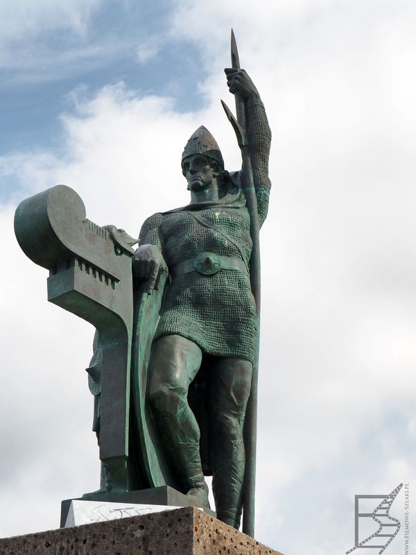 Ingolf Arnarson uznawany jest pierwszego osadnika na Islandii. Upamiętniono go pomnikiem Założyciela.