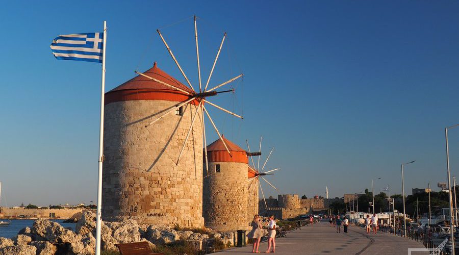 Słynne wiatraki w porcie w mieście Rodos