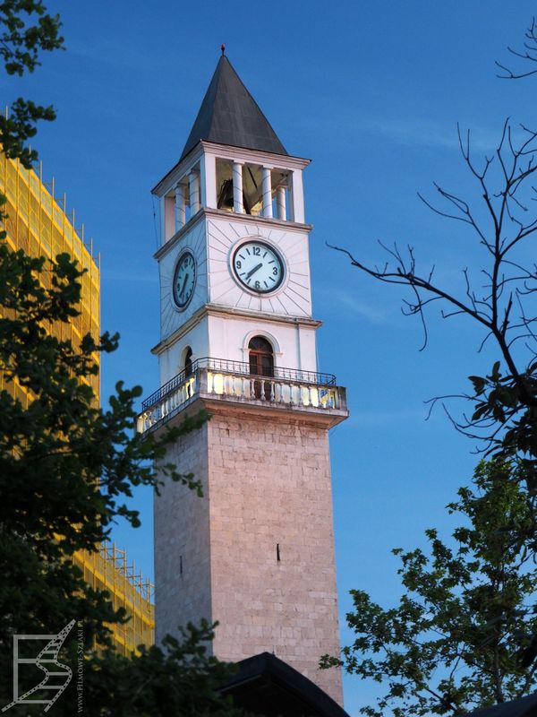 Wieża zegarowa w centrum Tirany