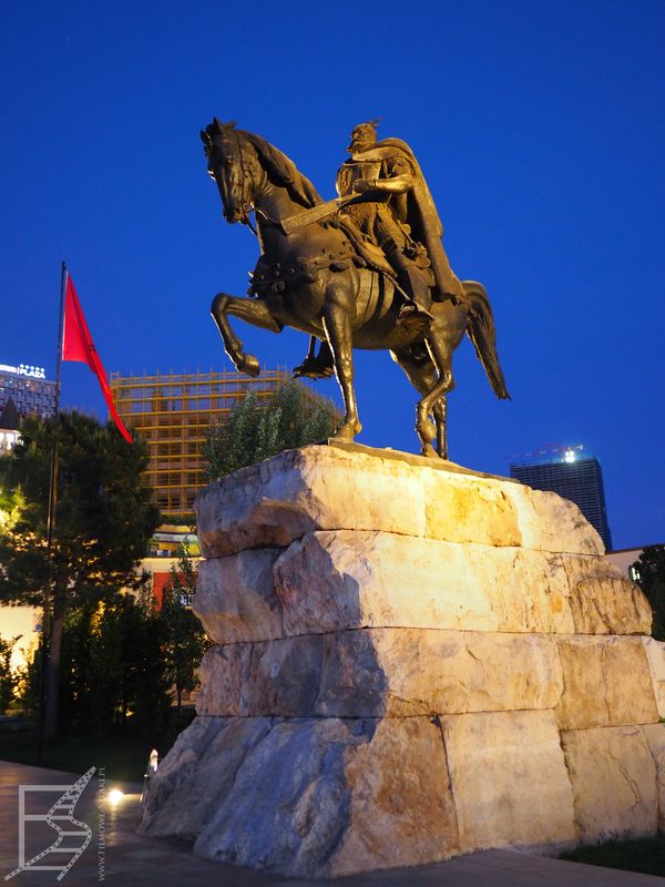 Pomnik Skanderbega w centrum Tirany