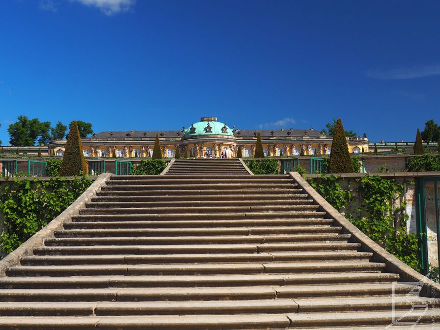 Wejście do pałacu Sanssouci (Poczdam)
