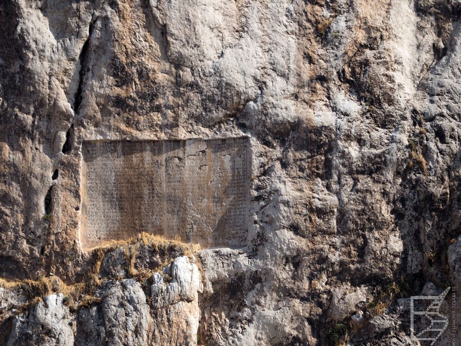 Perskie inskrypcje na skale