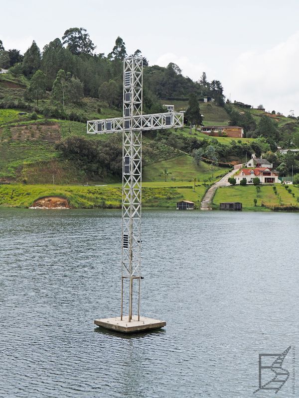 Krzyż na wodzie upamiętnia dawne El Peñol