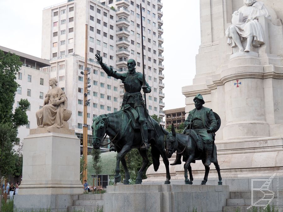 Don Kichot i Sancho Pansa na placu Hiszpańskim w Madrycie