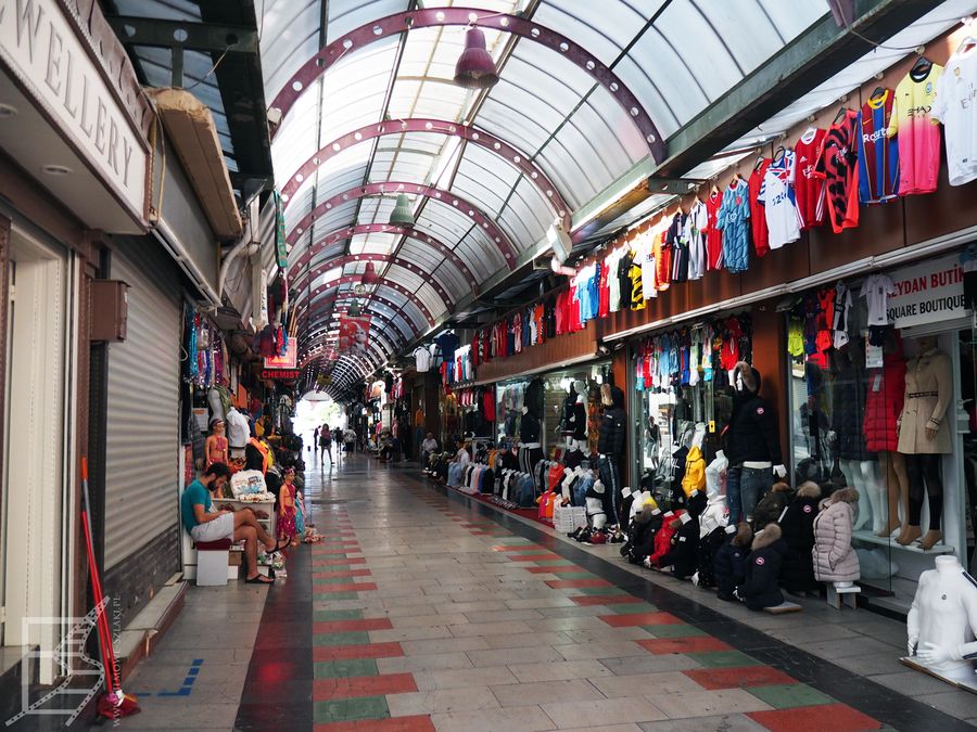 Kryty bazar w centrum wygląda jednak już turystycznie i nowocześnie