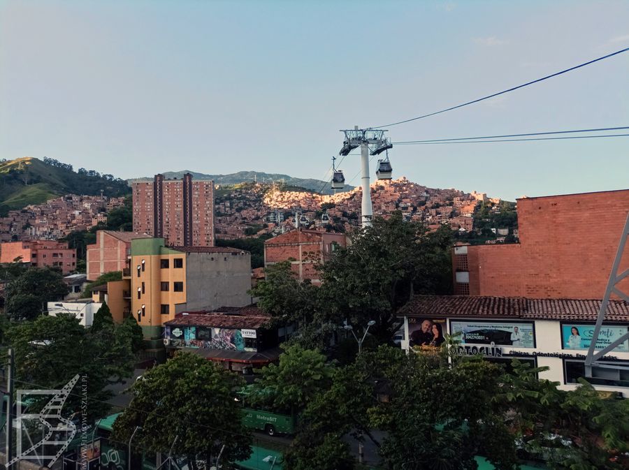 Nad fawelami Comuna 13 można przejechać się kolejką linową