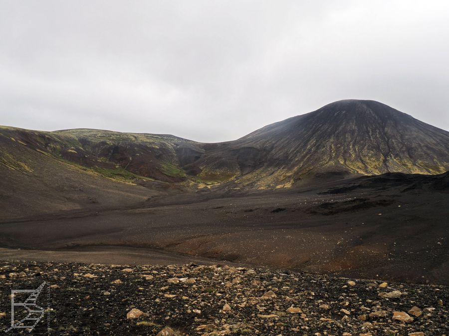 Sama droga do miejsc erupcji Fagradalsfjall prowadzi nas przez pozostałości dużo starszej aktywności wulkanicznej