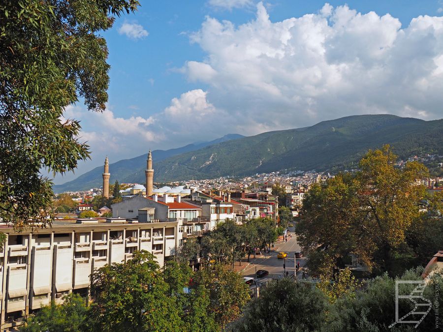 Bursa otoczona jest górami, więc latem bywa nazywana zielonym miastem