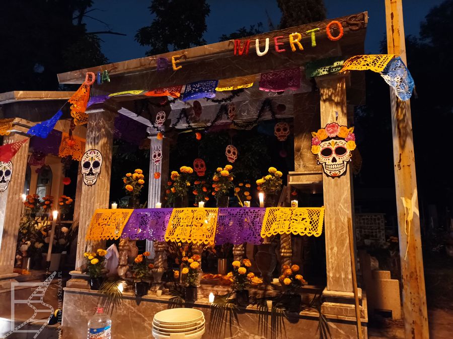 Tradycyjnie z okazji Dia de los Muertos na cmentarzach przystraja się groby