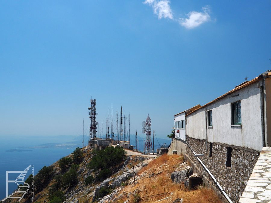 Pantokrator, najwyższy szczyt Korfu, to miejsce gdzie znajduje się klasztor a także wieże telefonii komórkowej
