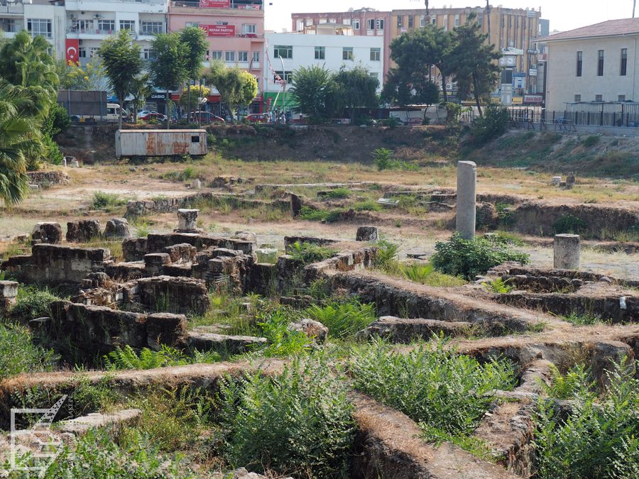 Rzymskie pozostałości miasta Tars nie są wykorzystane. Można je obejrzeć przez płot. Wyglądają jakby przypadkiem się ostały (podobnie jak to miało miejsce w albańskim Durres czy bułgarskim Płowdiw)