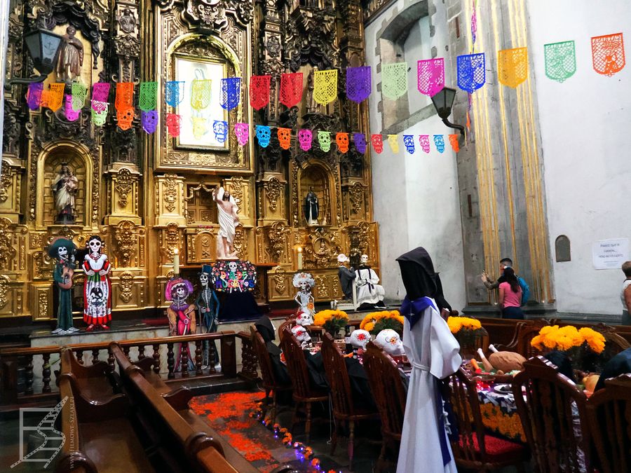 Z okazji Dia de los Muertos przystraja się różne miejsca. Kościoły nie są wyjątkiem. To kaplica w kościele św. Franciszka w mieście Meksyk