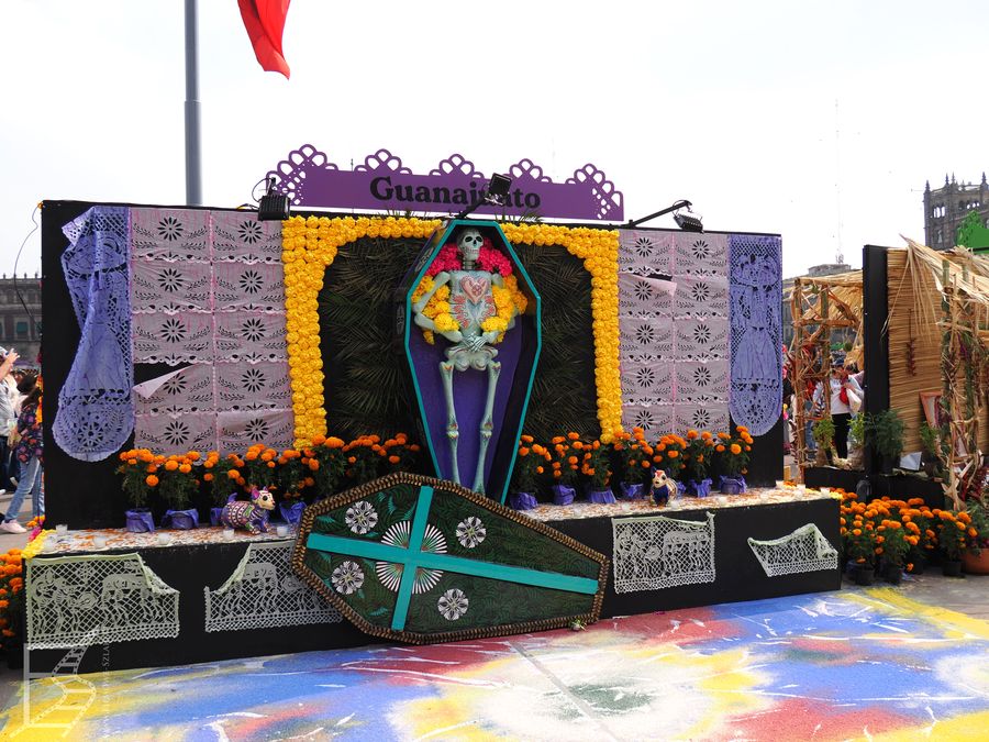 Na placu Zócalo w mieście Meksyk prezentowane są ołtarze z różnych stron kraju