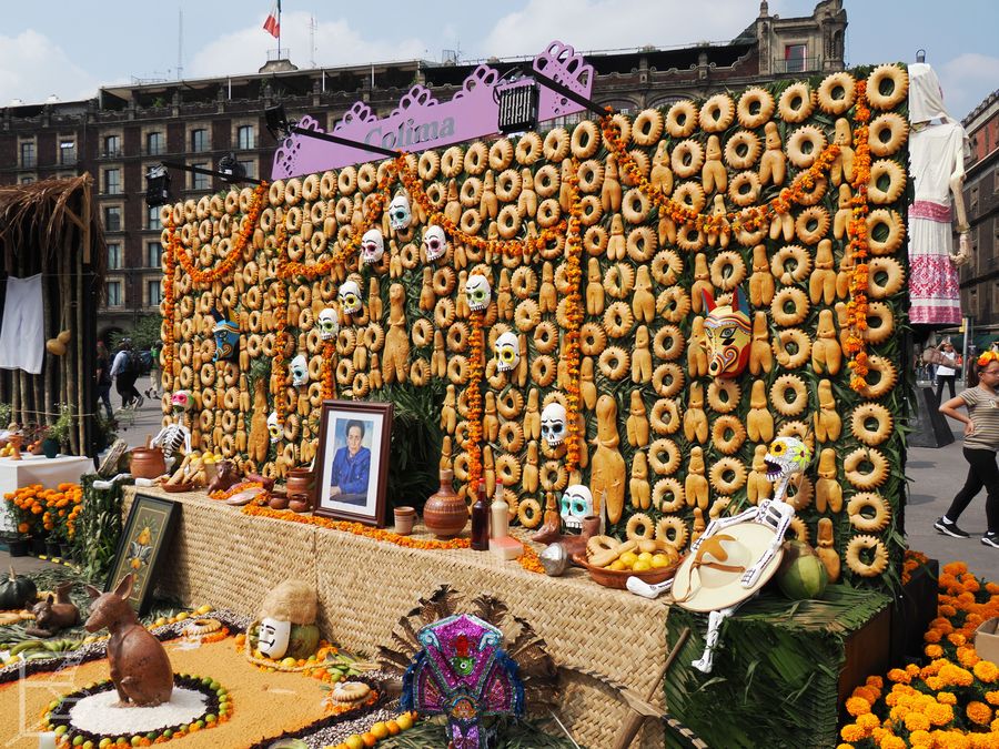 Ołtarz z okazji Dia de los Muertos na placu Zócalo w mieście Meksyk