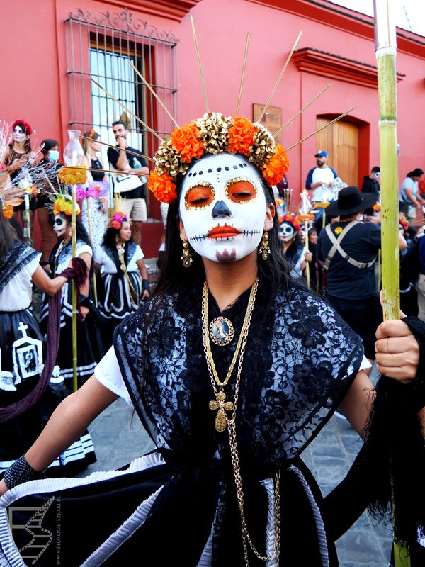 Tradycyjne stroje na paradzie w mieście Oaxaca