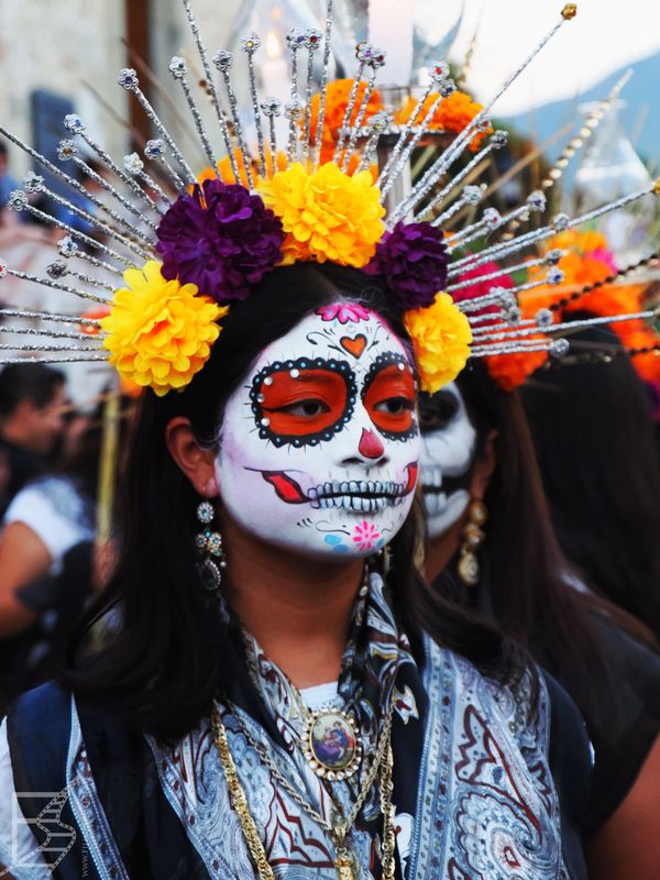 Stroje z okazji Dia de los Muertos mają mnóstwo tradycyjnych elementów, często też nawiązują jakoś do zmarłych bliskich. Do tego dochodzi klasyczne malowanie twarzy
