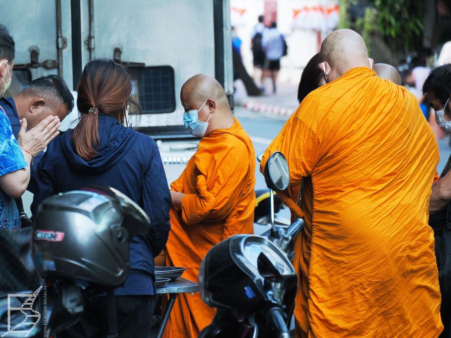Mnisi zbierający dary na ulicach Bangkoku. Tak wygląda prawdziwa Tajlandia