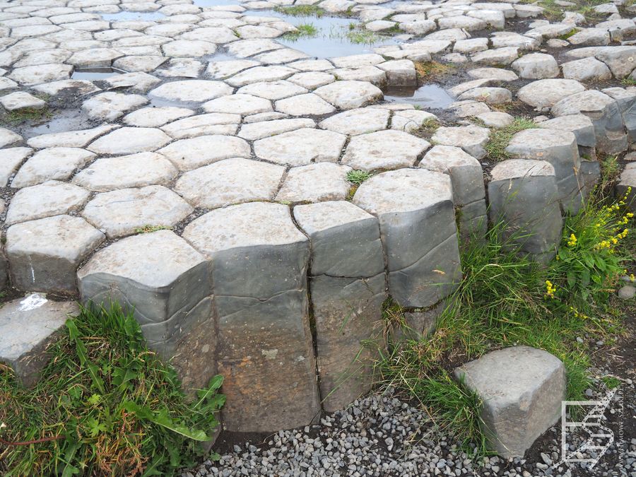 Kirkjugólf to formacja bazaltowa, acz nie tak spektakularna jak chociażby Pańska skała