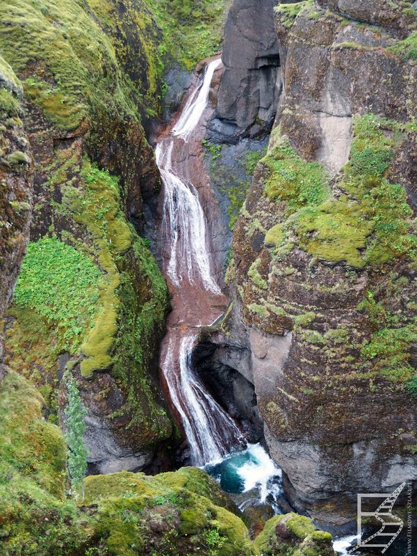 Fjaðrárgljúfur można zwiedzać mniej i bardziej aktywnie, czyli możliwy jest trekking, ale też kanioning