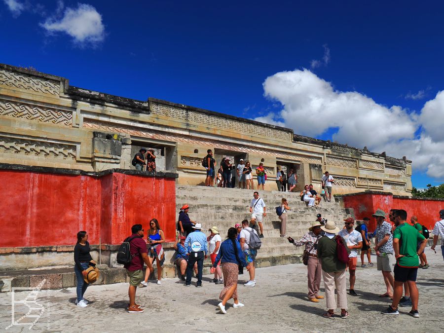 Największe wrażenie robi wejście do głównego pałacu, zdobione kolorami. Czerwień przypomina Knossos, ale tu raczej te kolory są na miejscu