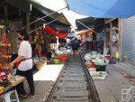 Maeklong Railway Market, tag kolejowy w Tajlandii