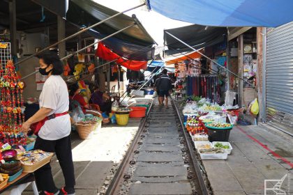 Maeklong Railway Market, tag kolejowy w Tajlandii