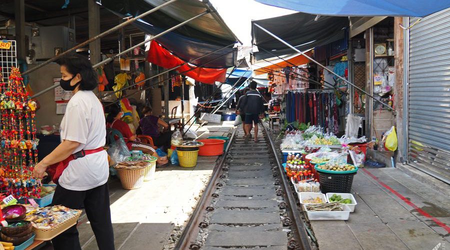 Maeklong Railway Market, tag kolejowy w Tajlandii