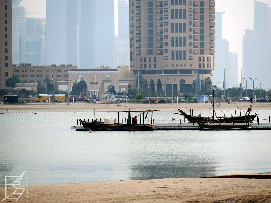 Katara, widok na zatokę i łodzie daw (dhow)