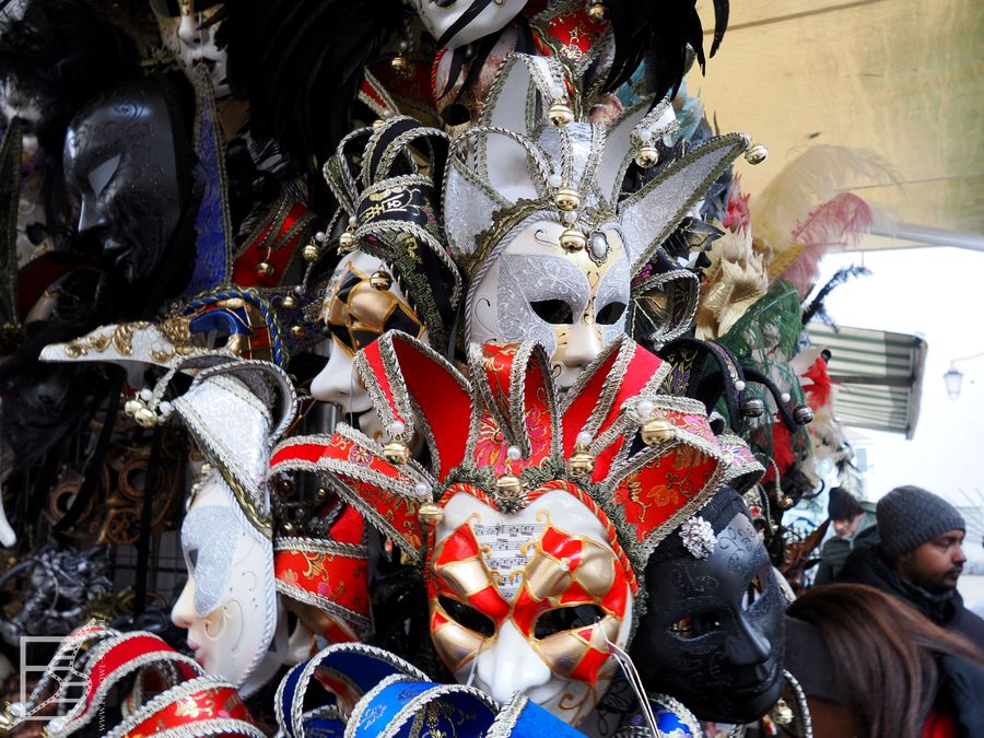 Karnawał w Wenecji: Maski można kupić w wielu miejscach, albo tańsze w przydrożnych stoiskach, albo drogie w specjalistycznych sklepach
