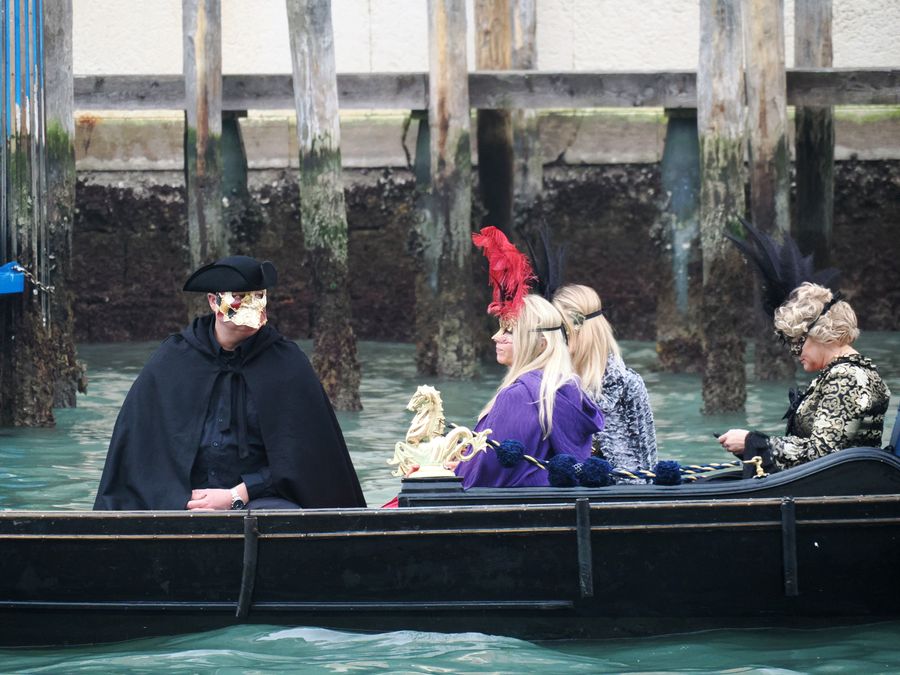 Turyści w strojach przy okazji zwiedzają normalnie Wenecję