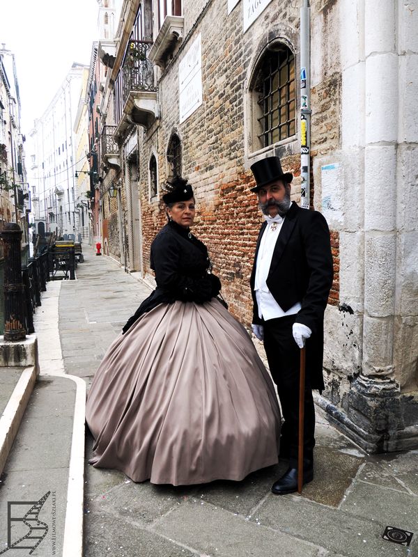 Chodzenie po zaułkach Wenecji i spotykanie przebranych ludzi to także sposób na zrobienie ciekawych zdjęć