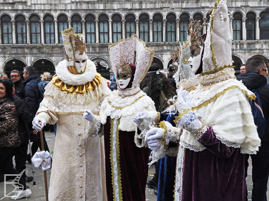 Karnawał w Wenecji: Konkurs strojów ściąga wielu przebranych ludzi na plac św. Marka