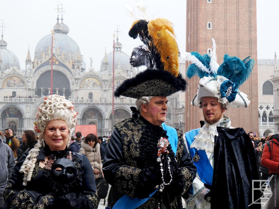 Karnawał w Wenecji: Ludzie w strojach na tle Bazyliki św. Marka