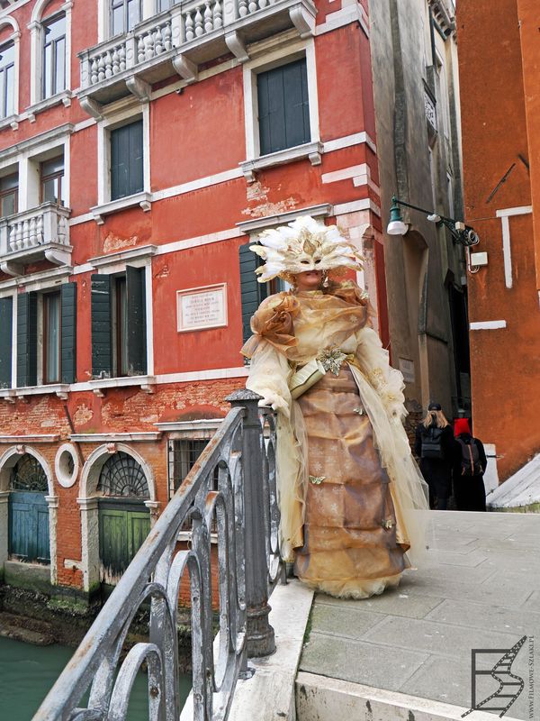 Karnawał w Wenecji: Ludzie starają się znaleźć różne miejsca, gdzie można pozować