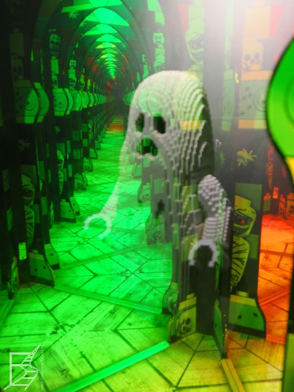 W nawiedzonym domu znajduje się labirynt z lustrami w których pojawiają się duchy z LEGO