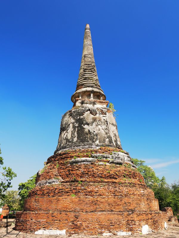 Czedi to pagoda pełniąca najczęściej rolę relikwiarza (Wat Maha That, Ayutthaya)