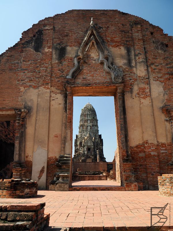 Kolejne z typowych, ikonicznych zdjęć z Ajutthaji można zrobić w Wat Ratchaburana (Ayutthaya)